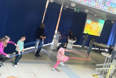 Zu sehen sind seilspringende Schülerinnen im Foyer.
