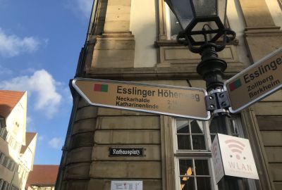 Zu sehen ist der Richtungsweise zum Esslinger Höhenweg