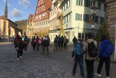 Zu sehen sind wandernde Kinder in der Altstadt Esslingen