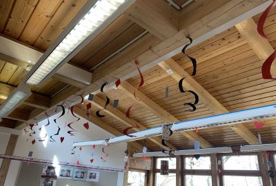 Mit Spielkarten und Luftschlangen dekoriertes Klassenzimmer