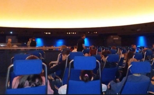Zu sehen sind Sitzreihen von hinten im Planetarium Stuttgart