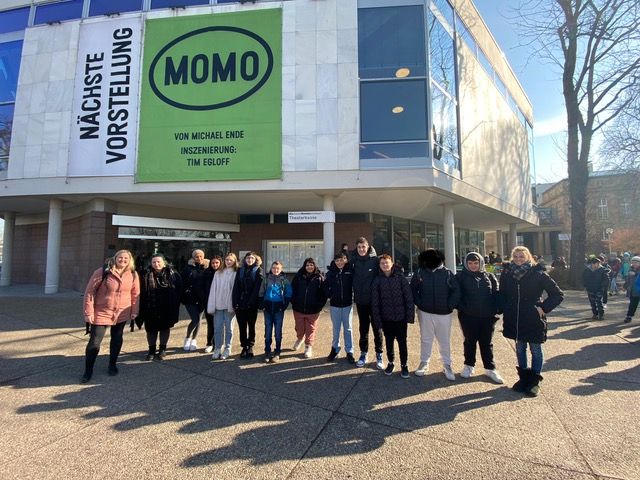 Eine Schülergruppe mit Lehrern und Eltern vor dem Staatstheater Stuttgart