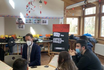 Blackjacktisch in einem Klassenzimmer mit vielen Schülern