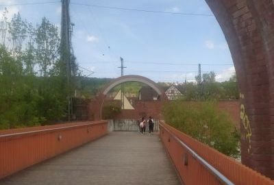 Schüler laufen über eine Brücke nach Plochingen