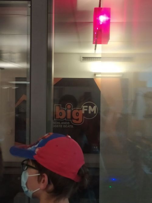Eine Junge steht vor dem big FM Logo.