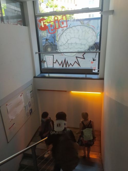 Einige Jugendliche laufen durch das bigFM Gebäude.