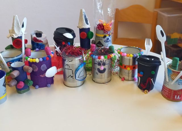 Zu sehen sind Monsterfiguren, die aus alten Blechdosen gebastelt wurden