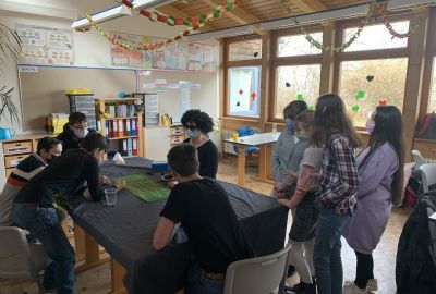 zu sehen sind viele Schüler, die Roulette spielen