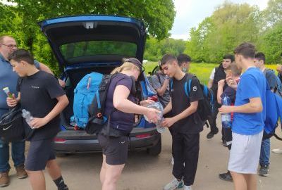 Schüler werden mit Wasser versorgt