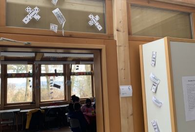 Mit Spielgeldscheinen dekoriertes Klassenzimmer