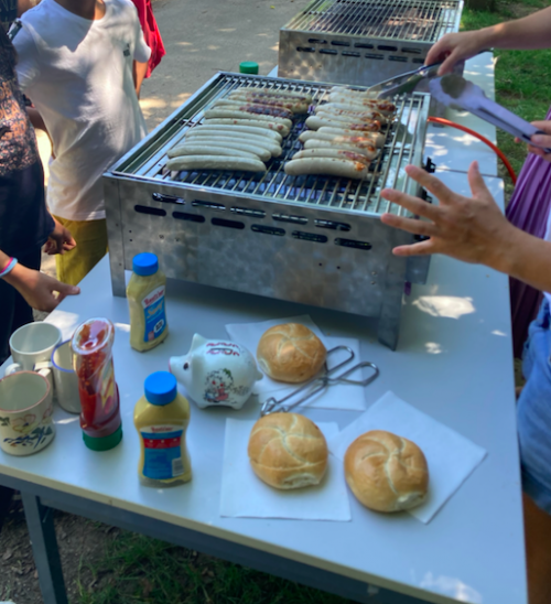 Ein Gasgrill auf dem Würstchen gegrillt werden.