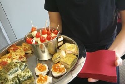 Zu sehen ist eine Platte mit Fingerfood