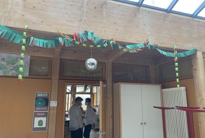 Mit Luftschlangen und Diskokugel dekoriertes Klassenzimmer