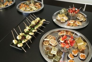Zu sehen sind Platten mit Fingerfood