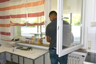 Zu sehen ist der Pausenverkaufsraum. Ein Schüler steht am Fenster und verkauft etwas.