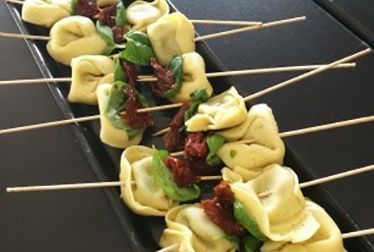 Zu sehen sind Tortellini am Spieß