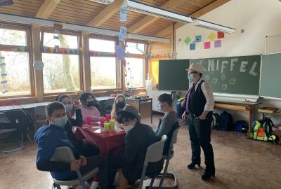 Schüler und Schülerinnen spielen Kniffel