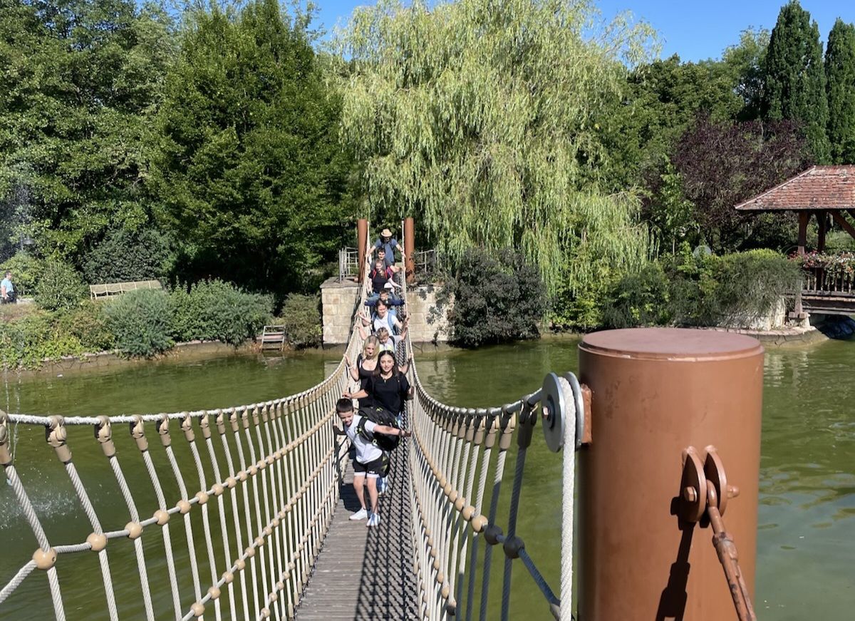 Zu sehen sind mehrere Schülerinnen und Schüler auf einer Hängebrücke in Tripsdrill