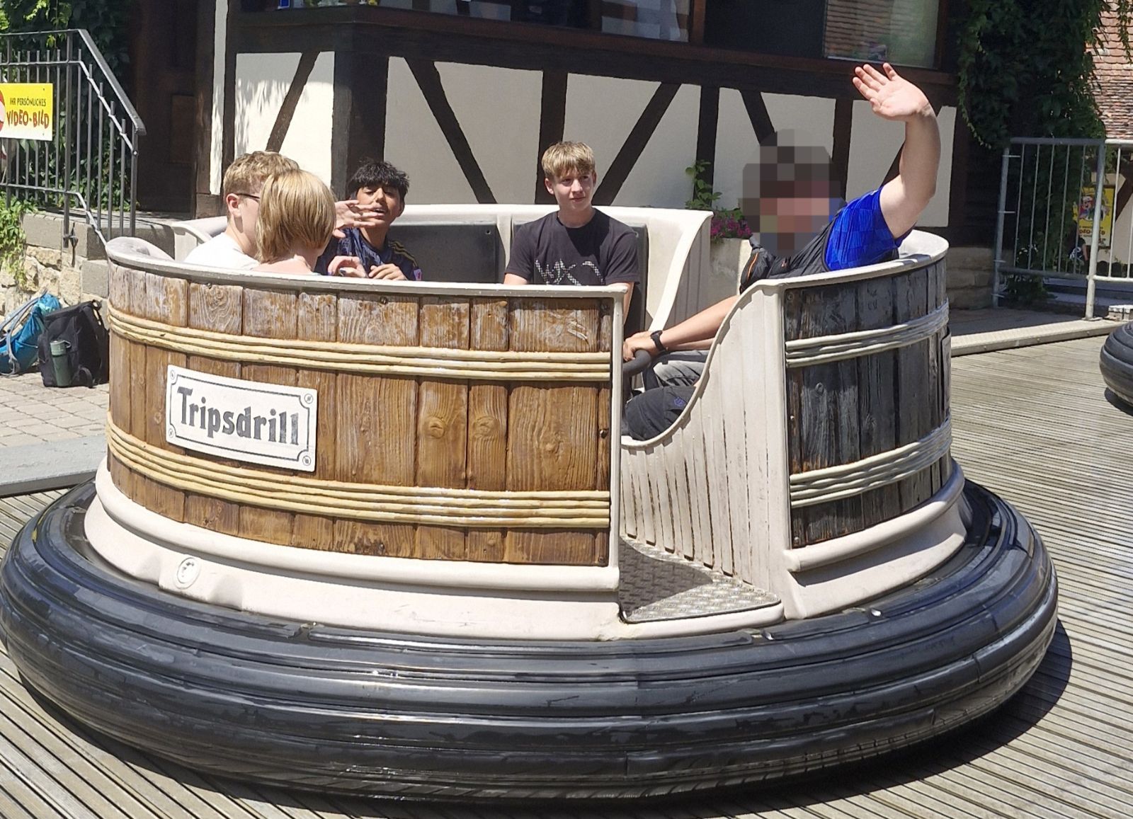 5 Schüler fahren in einem "Waschzuber" in tripsdrill und winken